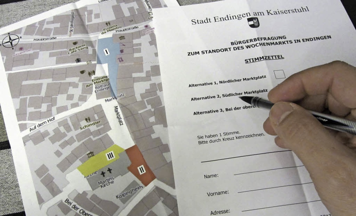 Stimmzettel, erläuternde Grafik und ei...der drei Standortvorschläge abzugeben.  | Foto: Martin Wendel