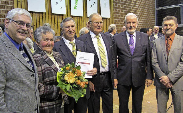 Karl Engler wurde fr  60 Jahre Chorge...s Breisgauer Sngerbundes (von links).  | Foto: Reiner Merz