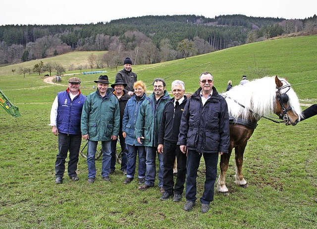 Der neue Vorstand der Pferdezuchtgenos... Hengstschau am Facklerhof in Prechtal  | Foto: Heiss