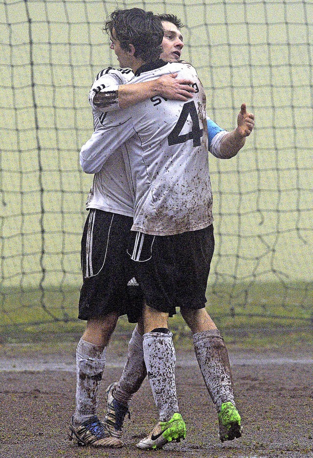 Lieber Dreck als Schnee: Saigs Fuball...l bei einem Punktspiel umarmen knnen.  | Foto: patrick seeger