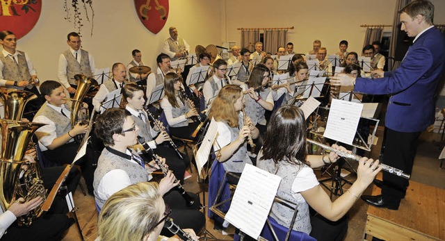 Dicht gedrngt auf der Bhne im Gemein...von Mathias Kehl musikalisch flexibel.  | Foto: Dietmar Noeske