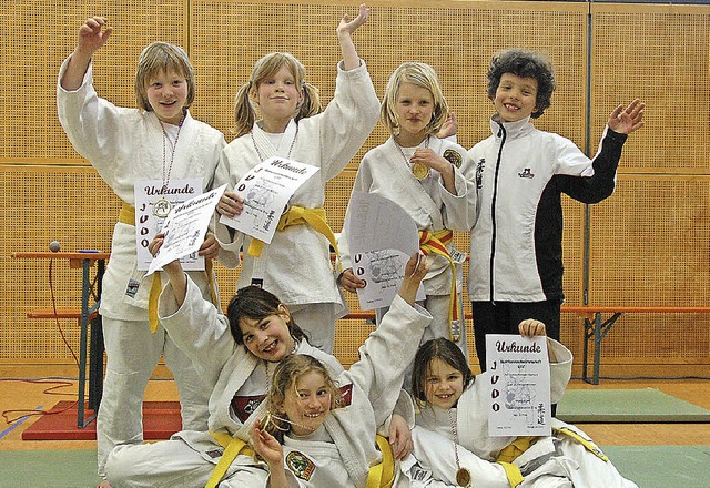 Die U12-Mdchen  des JC Efringen-Kirch...und Annabel Sigmund (vorne von links)   | Foto: Frey