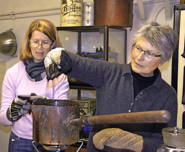 Wie in alten Zeiten stellen Hilde Ohnm...uckerhasen in gusseisernen Formen her.  | Foto: C. Breithaupt/N. Vogt