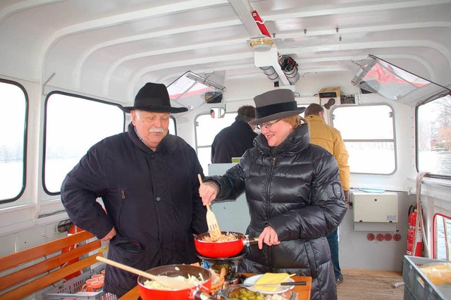 Ortsvorsteherin Sabine Hartmann-Mler...sion schmeckt das Fondue auf der Fhri  | Foto: Petra Wunderle