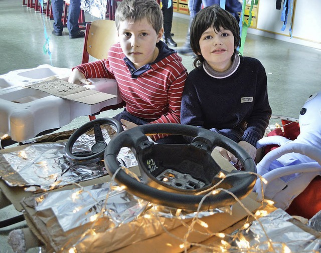 Jan und Manuel mit ihrer Raumschiffbastelei.   | Foto: nikolaus von wysiecki