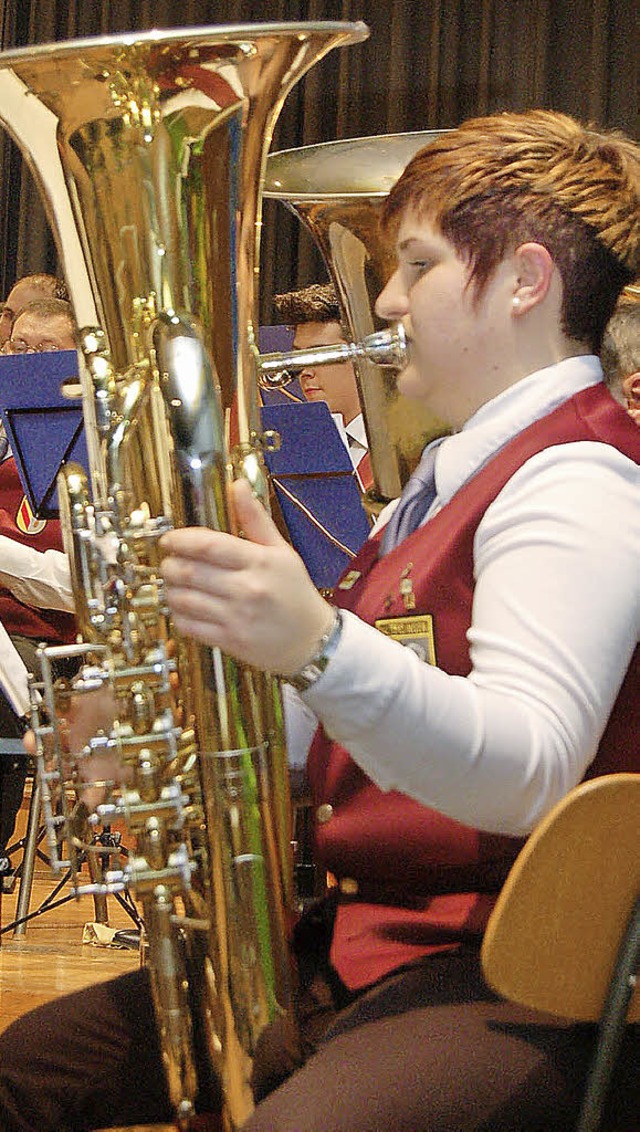 Das sieht man nicht alle Tage: Eine Frau blst die Tuba.  | Foto: Ringwald