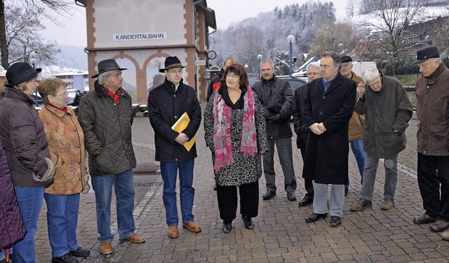 Bahnhofsanlieger diskutierten mit Brg...Bildvordergrund rechts neben Renkert).  | Foto: M. Maier