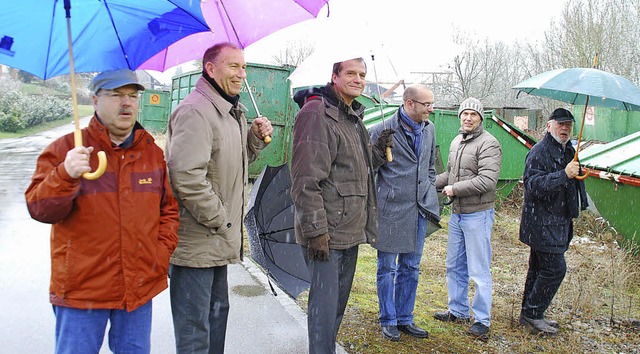 Vororttermin mit Anwohnern der Weihers...s Eberhardt (von links) die Probleme.   | Foto: Ralf Staub