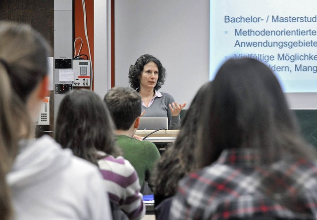 Maren Bennewitz stellt Schlerinnnen d...nge an der Technischen Fakultt vor.   | Foto: Michael Bamberger