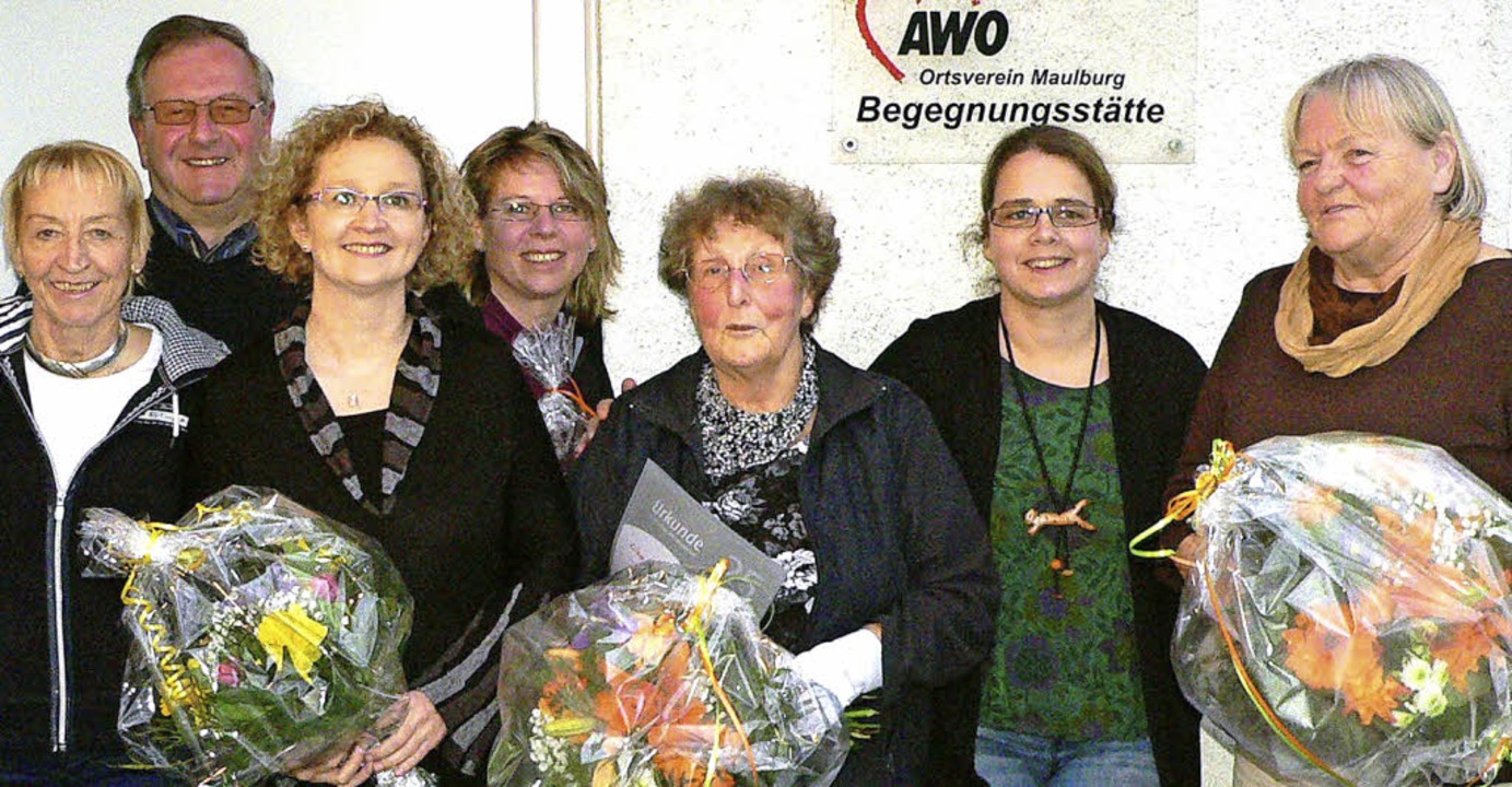 Mit Blumen geehrt wurden bei der AWO W...Lisa Reinhardt und Rosemarie Wassmer.   | Foto: Georg Diehl