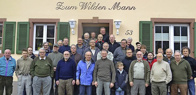 33 freiwillige Helfer vom Anglerverein...nfelden rckten zur Wiese-Putzete aus.  | Foto: Paul Berger