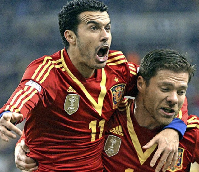 Spanische Feier: Torschtze Pedro (links) und Xabi Alonso  | Foto: dpa