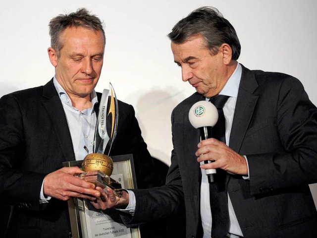 DFB-Prsident Wolfgang Niersbach (rech...n den Trainerpreis des DFB berreicht.  | Foto: dpa