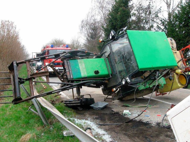 Laster gegen Traktor: Im Bereich der A...  die L 105 nach dem Unfall  gesperrt.  | Foto: Polizei