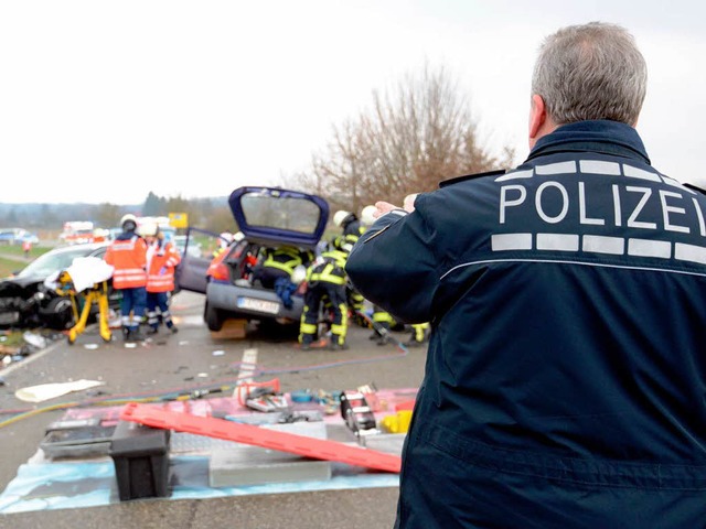 Dieser Unfall nahe March-Holzhausen wi... Frontzalzusammensto schwer verletzt.  | Foto: Patrick Seeger