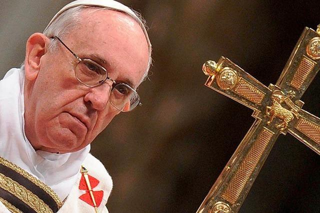 Papst wscht jungen Strafgefangenen die Fe