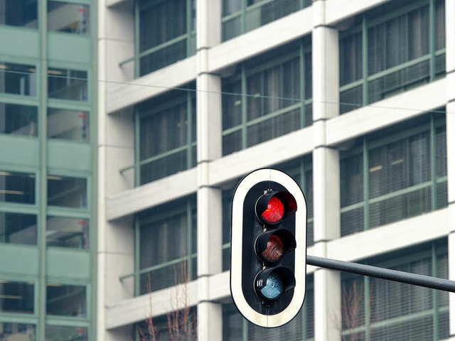 Rote Ampel vor dem Strafjustizzentrum ... &#8211; ein Bild mit Symbolcharakter.  | Foto: dapd