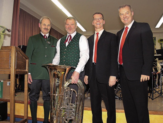 Spende fr eine neue Tuba: Hans-Peter ... Klaus Bhler (von links) freuen sich.  | Foto: decoux-kone