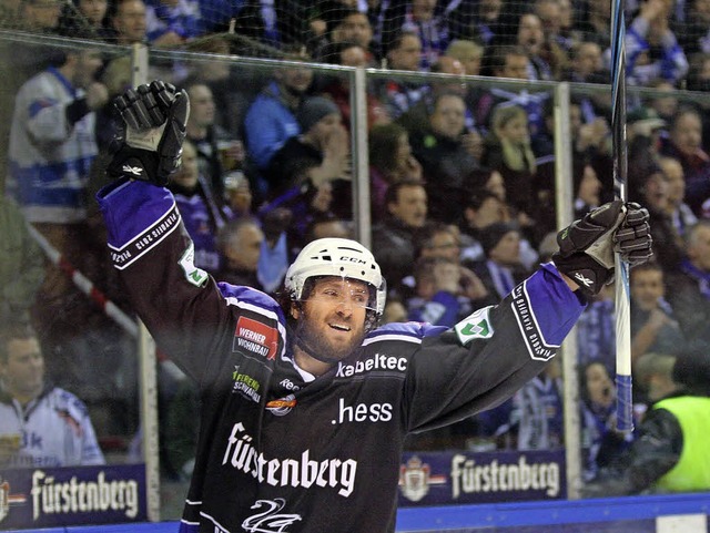 Geschafft! Jason Pinizotto, der hier s...ale der zweiten Eishockey-Bundesliga.   | Foto: dieter reinhardt