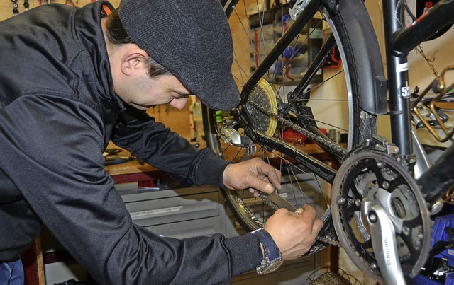 Jonutz Nedelcu, Mitarbeiter bei &#8222... Endingen,  checkt ein Fahrrad durch.   | Foto: Roland Vitt