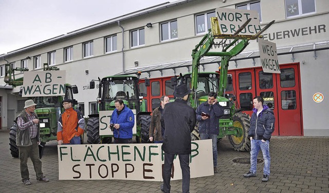 Traktoren gegen Gewerbegebiete: Landwi...staktion in Heitersheim beim Rathaus.   | Foto: ruther