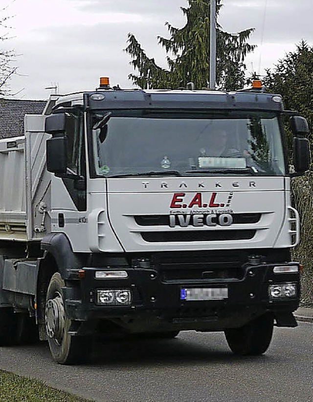 Lastwagen ohne Ende: Die Zienkener Br...om Lkw-Verkehr im Ort befreit werden.   | Foto: Drescher/Privat