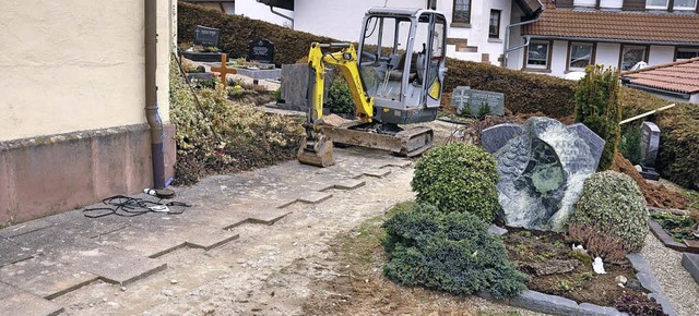 Das war nicht so einfach: das Verlegen...leitung ber den Brettentler Friedhof  | Foto: Privat