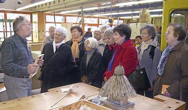 Frauen des Hausener Frauentreffs    li...n Herten auch die Schreinerei zeigen.   | Foto: Klaus Brust