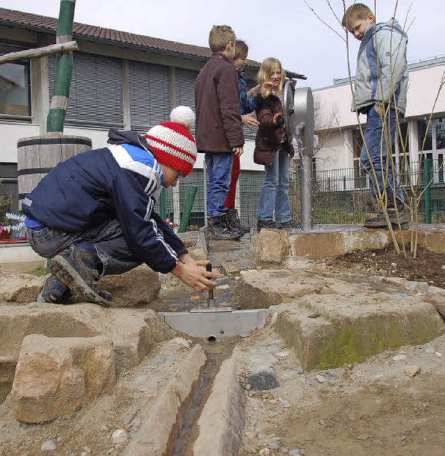 Wasser frei: Schler erobern Spielplatz auf dem Schulhof  | Foto: Andrea Steinhart