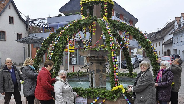 Bunte Eier schmcken den Stockbrunnen ...uppe  haben den  Brauch wiederbelebt.   | Foto: kai kricheldorff