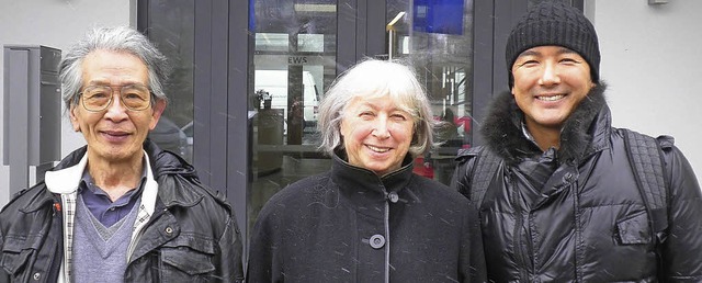 Besuch bei EWS: Ursula Sladek mit den ...ashi Hirose (links) und Taro Yamamoto.  | Foto: ZVG