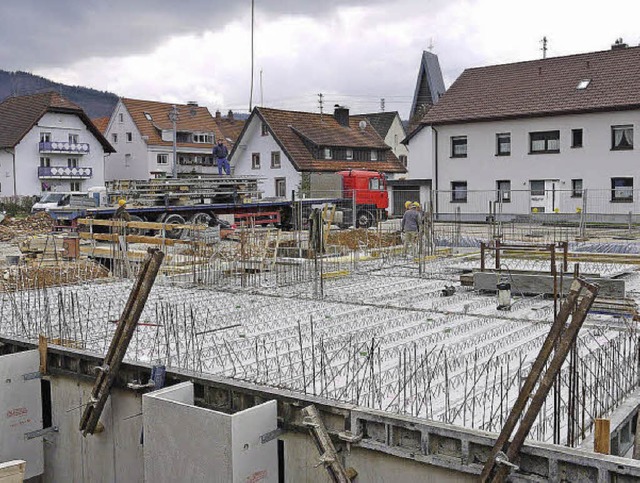 In der Buchholzer Ortsmitte wird an de...und Wohnhusern schon krftig gebaut.   | Foto: Eberhard Weiss