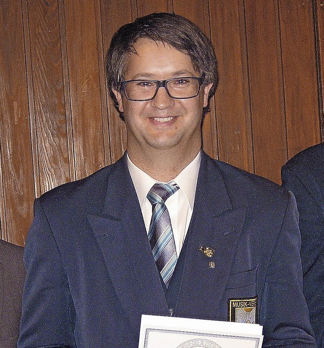 Felix Kaltenbach (Mitte) erhielt whre...band, rechts Vorstand Markus Schultis.  | Foto: Thomas Steimer