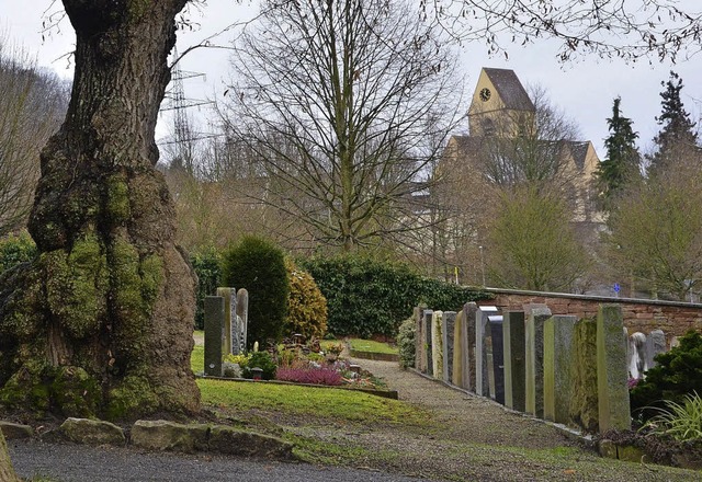 Einer der sieben Friedhfe der Stadt i...hof in Sichtweite der Rttler Kirche.   | Foto: Willi Adam