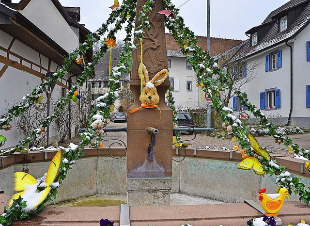 Die Dlliger Schngge schmcken den runden Brunnen in Tllingen immerzu Ostern.   | Foto: Sophia Schfer