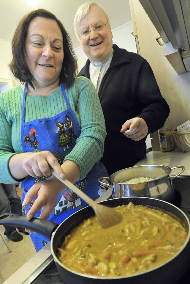 Julia Martins kocht fr Dompfarrer Wol...&#8211; und zwar nicht nur an Ostern.   | Foto: Michael Bamberger