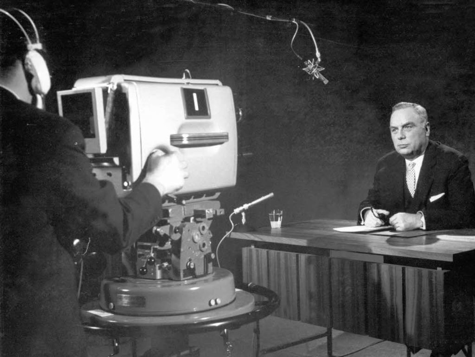 Die Stunde Null: ZDF-Gründungsintendan... 1.April 1963 an das Fernsehpublikum.   | Foto: dpa