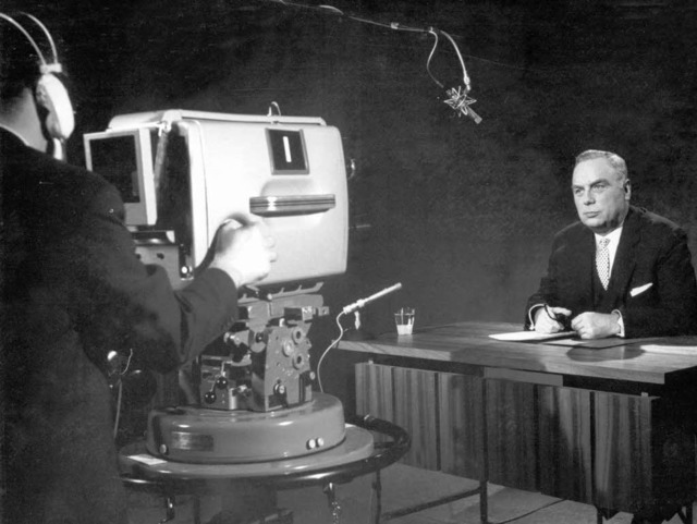 Die Stunde Null: ZDF-Grndungsintendan... 1.April 1963 an das Fernsehpublikum.   | Foto: dpa