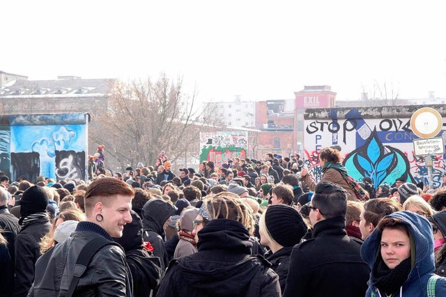 Mitte Mrz protestierten 6000 Menschen... sind versetzte Mauerstcke zu sehen.   | Foto: Dietmar Ostermann, dpa