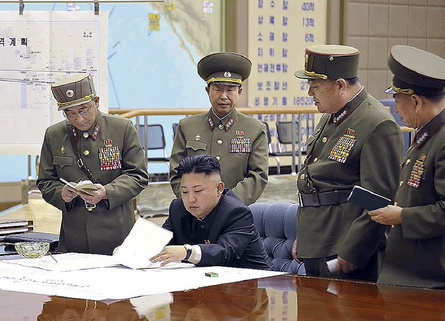 In Feldherrenpose: Kim inmitten hochdekorierter Militrs   | Foto: AFP