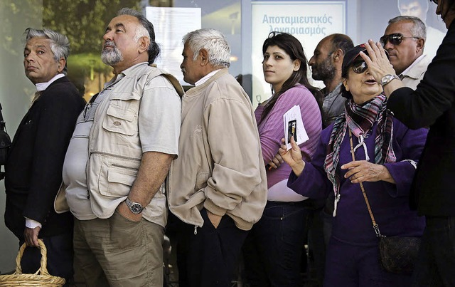 Zyprer, die am Donnerstag vor den wied... anstanden, mussten Geduld mitbringen.  | Foto: AFP