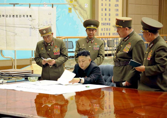 Der nordkoreanische Machthaber Kim Jon...iner Besprechung mit seinen Generlen.  | Foto: dpa