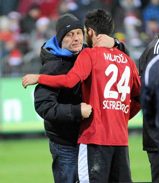 Mensur Mujdza, hier in den Armen seine...dbach wieder in die Startelf rutschen.  | Foto: Achim Keller