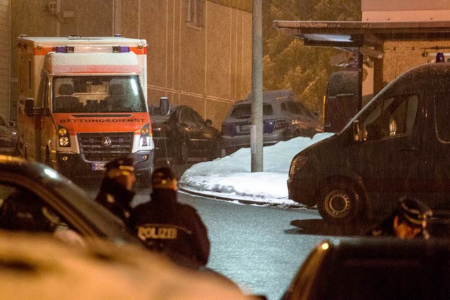 Fahrzeuge von Rettungsdiensten und Pol...net, die in der Nacht unblutig endete.  | Foto: dpa