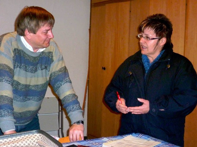 Pfarrer Michael Latzel (links) bei einer Besprechung.  | Foto: Gabriele Rasenberger