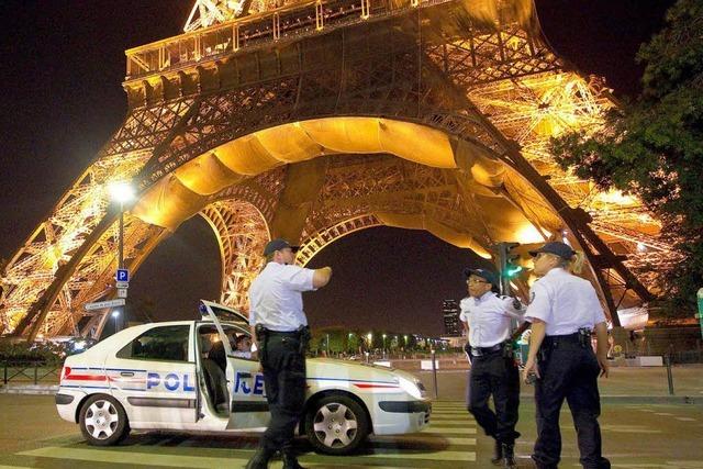 Eiffelturm in Paris nach Bombendrohung evakuiert
