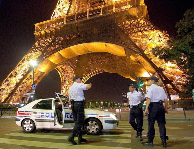 Polizeibeamte in der Nacht auf Sonntag vor dem Eiffelturm in Paris  | Foto: dpa