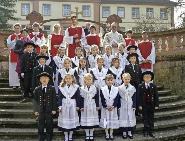 Am Ostermontag feierten 20 Buben und M...r Klostertreppe zum Erinnerungsfoto.    | Foto: Eberhard Gross