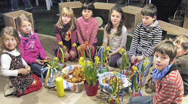 Die Kinder vom Osterkurs mit ihren sel...n und den gebackenen Hasen und Eiern.   | Foto: Ulrike Spiegelhalter