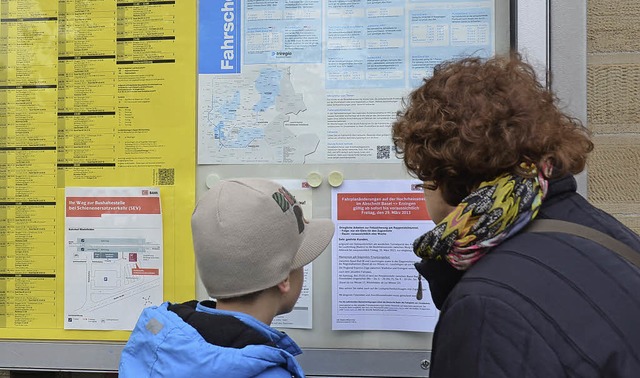 Zugfahrgste erkundigen sich am Rheinfelder Bahnhof nach dem Ersatzfahrplan.   | Foto: Peter Gerigk